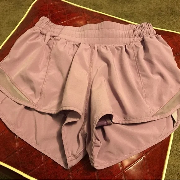 Lululemon Hotty Hot Short II *2.5" - Picture 1 of 5